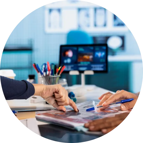 Equipe trabalhando em uma mesa com tablets e gráficos